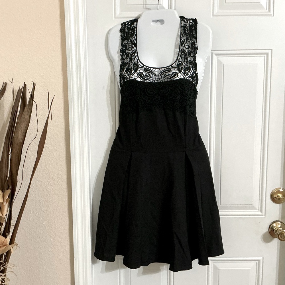Elegant Black Lace Backless Dress